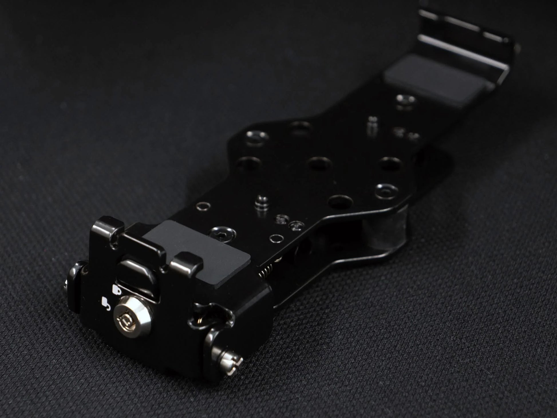 Shows the holder of NOR7E with lock on the right side.