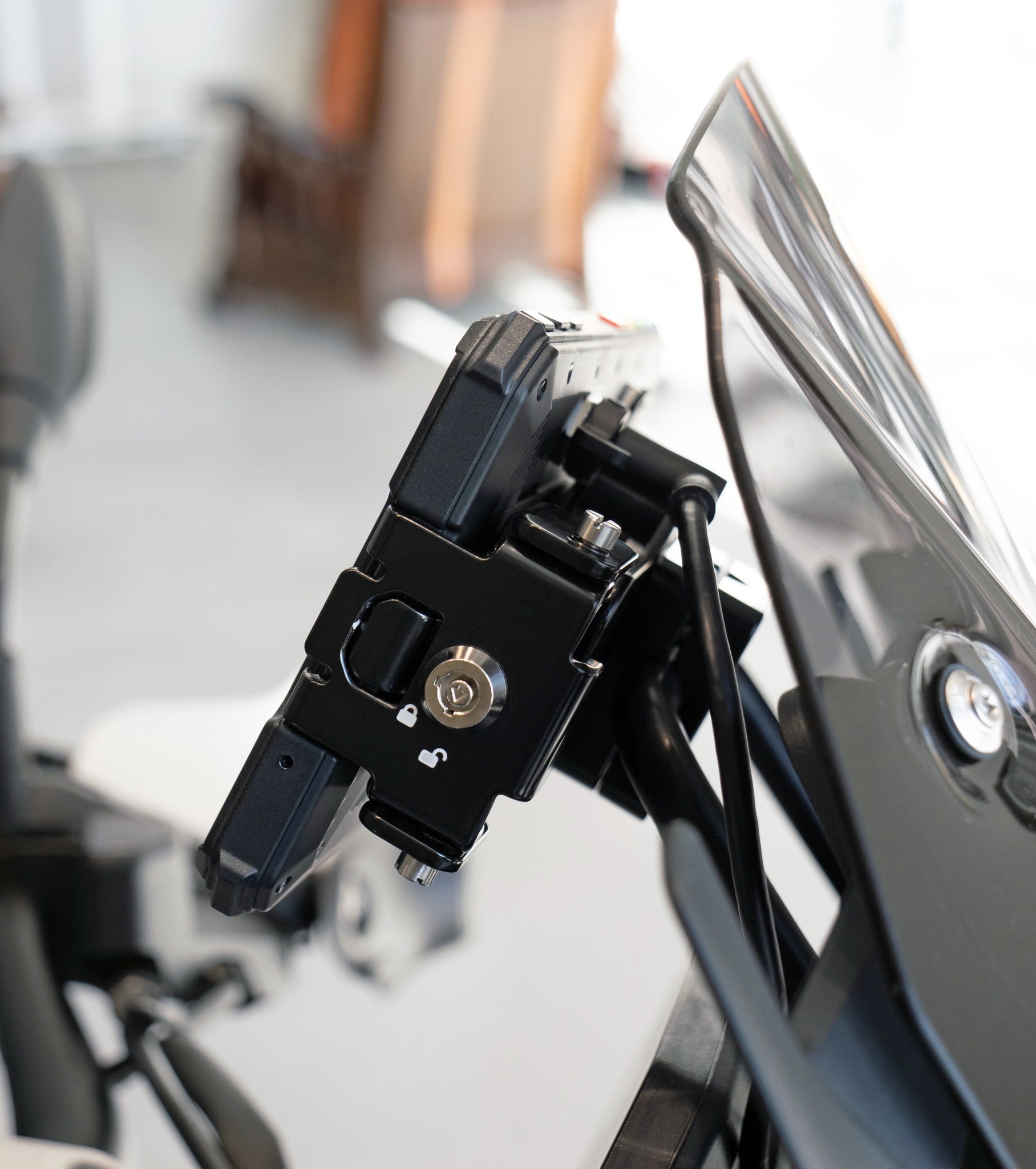 Shows the right side of NOR7E Device mounted in his holder with lock and also the connector with cable for Remote and power.