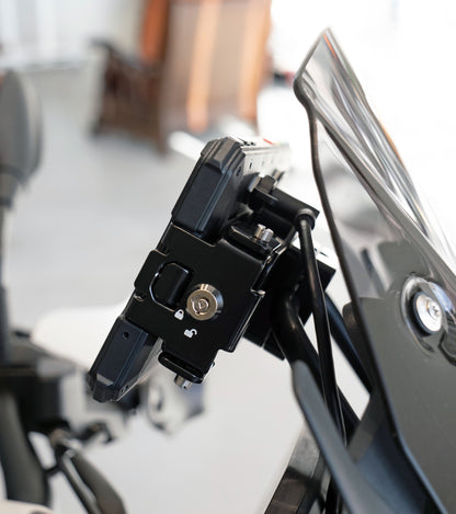 Shows the right side of NOR7E Device mounted in his holder with lock and also the connector with cable for Remote and power.