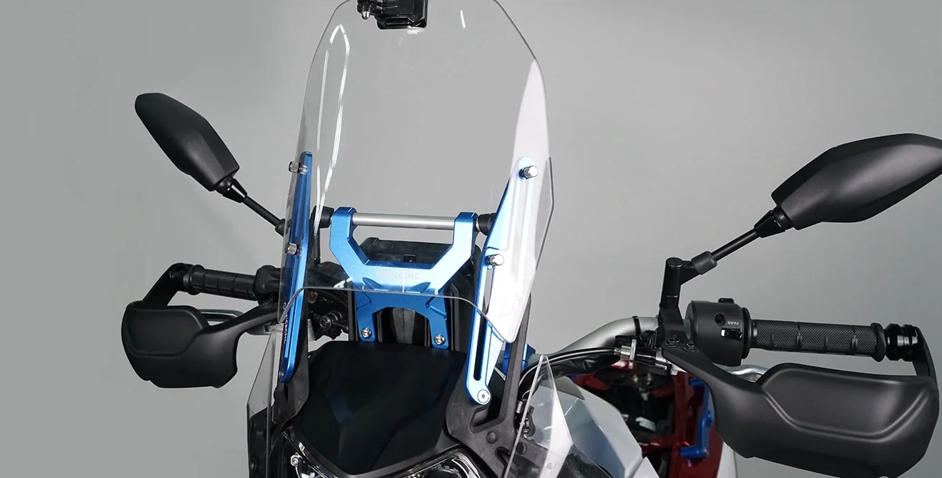 Shows the Yahama Tenere 700 Windshield Adjuster instelled on a motorcycle.